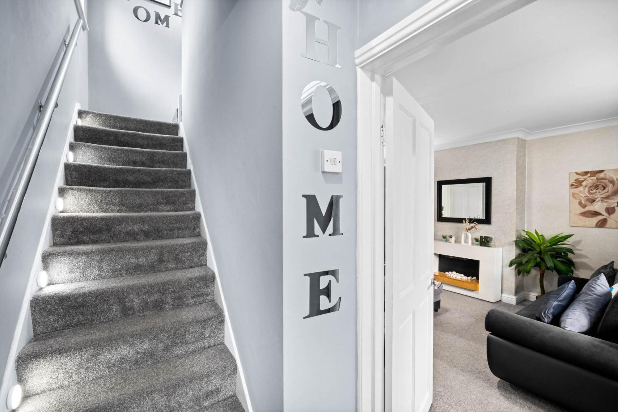 Stylish 3 Bedroom Home Away From Home เบอร์มิงแฮม ภายนอก รูปภาพ
